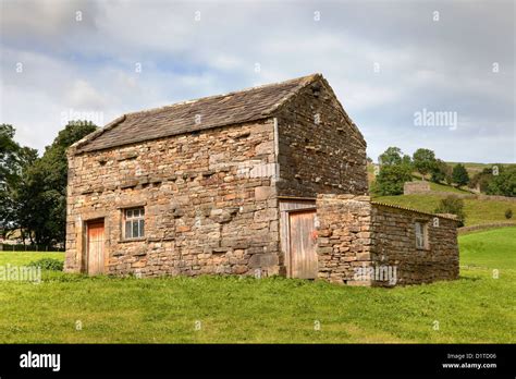 Yorkshire Dales Field Barn England Stock Photo Alamy