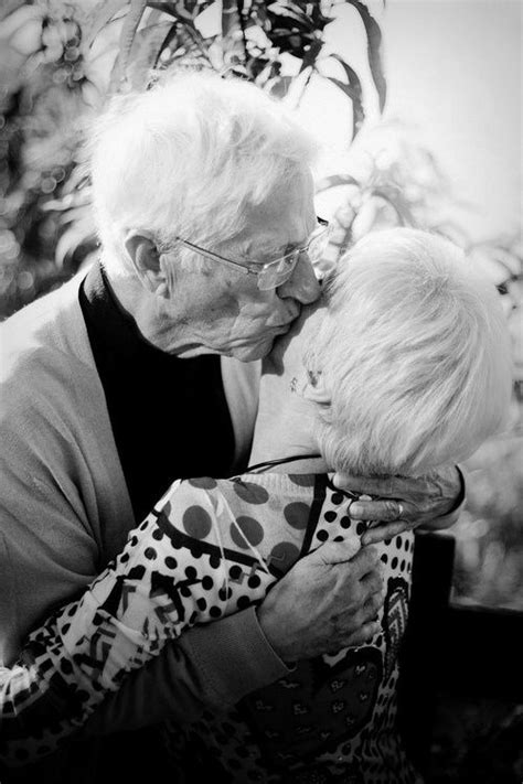 Amor Nunca Faz Sentido Couples In Love Growing Old Growing Old Together
