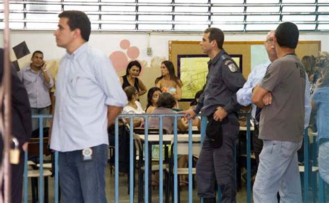 Homem Invade Escola No Rio De Janeiro Cotidiano