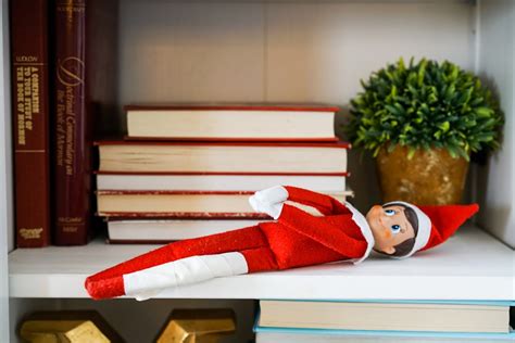 Do It Yourself Divas 9 Ways To Make Your Elf On The Shelf Stop Moving
