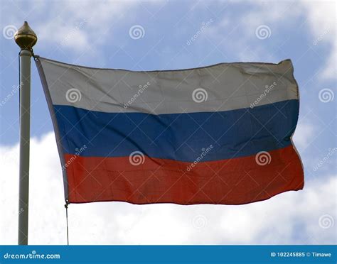 Bandeira Do Russo Imagem De Stock Imagem De Nuvem Vermelho 102245885