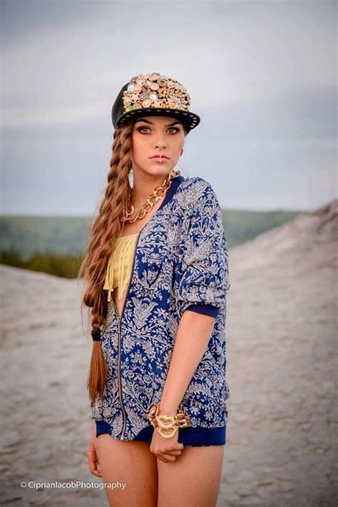 She was a sister of president john f. Poze Theo Rose - 2212825