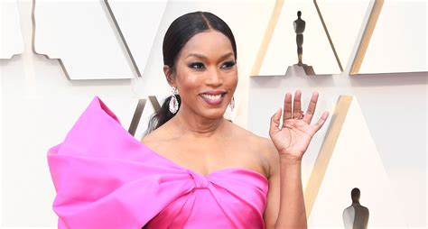 Angela Bassett Strikes A Pose At Oscars 2019 2019 Oscars Angela Bassett Courtney B Vance