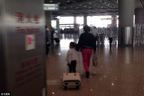 Photos Show Air China Passnger Allow Granddaughter To Urinate On The Floor Daily Mail Online