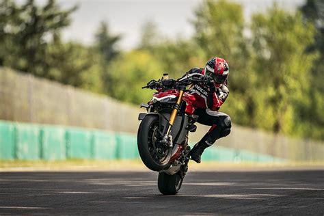 Ducati panigale v4 tanpa fairing, dengan stang tinggi dan lebar, skala 178 kg, ditenagai oleh desmosedici stradale 1100 cc ducati panigale kw tiongkok : Test Ducati Streetfighter V4 S 2020: come va, pregi e ...