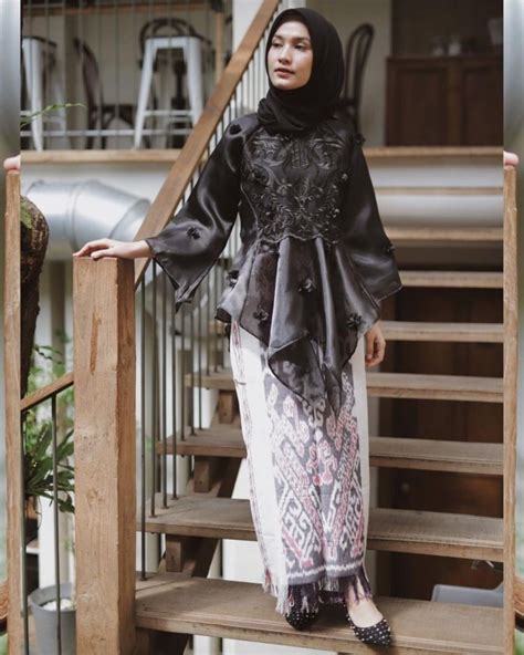 √ 30 Model Kebaya Hitam Modern Gold Hijab Elegan