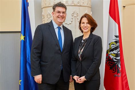 Mit ihrem österreichischen ehemann, dem unternehmer klemens hallmann, teilt sie auch die liebe zum. Staatssekretärin Edtstadler trifft IKG-Präsident Oskar Deutsch