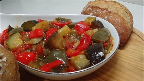 Añadir las verduras reservadas, mezclando bien, y subir un poco el fuego. Como Hacer Pisto Youtube