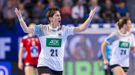Handball ist eine sportart, bei der zwei mannschaften mit je sieben spielern (sechs feldspieler und ein torwart) gegeneinander spielen.das ziel des spiels besteht darin, den handball in das gegnerische tor zu werfen und damit ein tor zu erzielen. Jubel bei Handball-Frauen nach EM-Coup gegen Norwegen ...