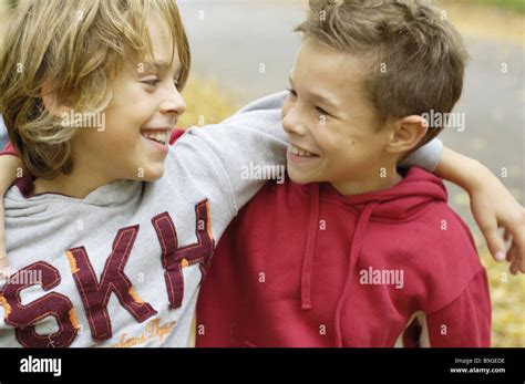 Les enfants garçons deux amis amitié embrasser gaiement à l extérieur