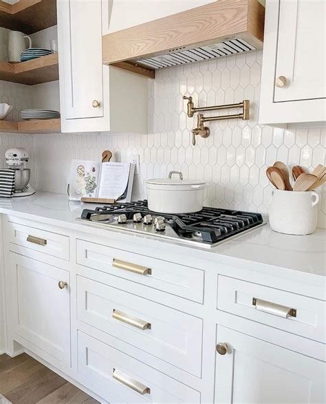 20 White Kitchens With Gold Hardware For That Luxe Look