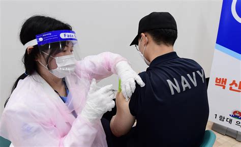 하지만 모더나 백신이 화이자 백신보다 보관이 쉬워 보인다. 50대 26일부터 모더나 접종..고3·고교 교직원은 화이자