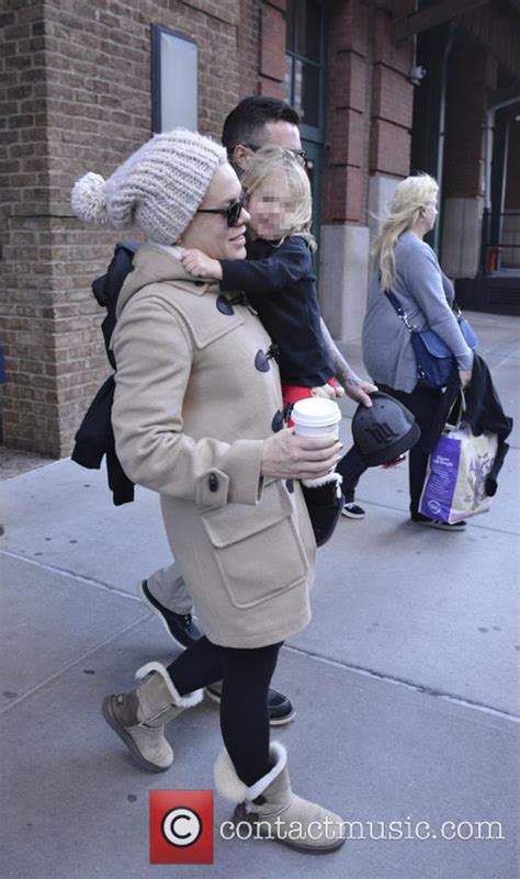 Pink was born alecia beth moore in doylestown, pennsylvania, and was later raised in philadelphia. Pink - Pink and daughter Willow | 9 Pictures ...