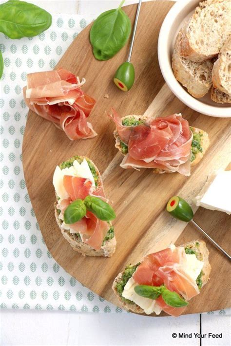 Crostini met pesto brie en rauwe ham Mind Your Feed