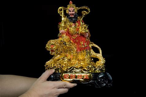 กำเนิด ไฉ่ซิงเอี๊ย เทพเจ้าแห่งทรัพย์สินของจีน เทวดาที่มาทีหลัง เหตุไฉนดังกว่าองค์อื่น เทพเจ้าไฉ่ซิงเอี๊ยปางบู๊ประทับบนหลังเสือ ขนาด สูง29ซม กว้าง26ซม ลึก16ซม cc0011 - Mongkolromruy