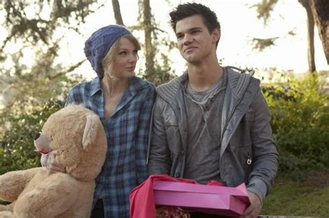 Sejak video klip nya diunggah ke kanal youtube taylor swift, ia berhasil mendapatkan 195 juta penonton dengan jumlah likes mencapai 910 ribu. Lirik Lagu dan Chord Gitar 'Back to December' Milik Taylor Swift - Sonora.id