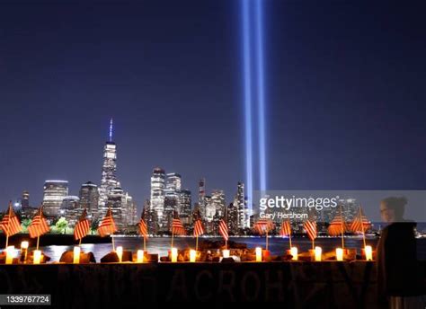 World Trade Center Flag Photos Et Images De Collection Getty Images