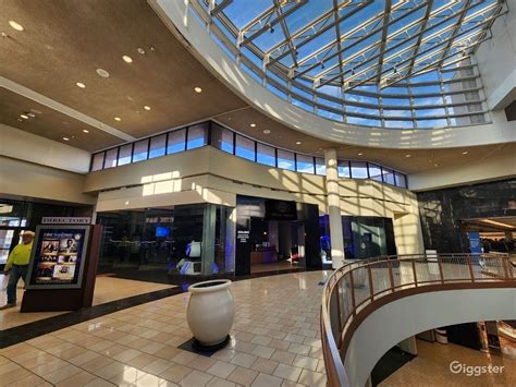 Virtual Reality Arcade in a busy indoor mall | Rent this location on