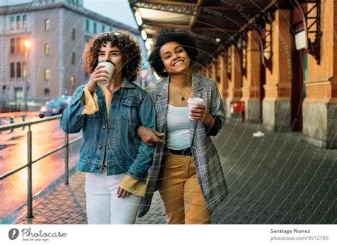 Afro Mädchen Und Freund In Straße Ein Lizenzfreies Stock Foto Von Photocase