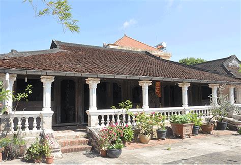 Hàng hóa xuất khẩu của đại việt chủ yếu là thổ sản; Nhà thờ dòng họ Nguyễn Hoàng, ở khu phố Long Tân, thị trấn ...