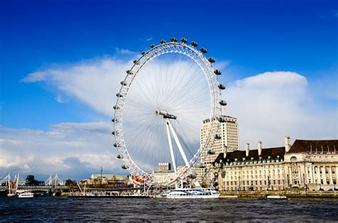 The london eye was built as a temporary attraction for year 2000 celebrations but has proven so popular it has stayed and become one of london's landmarks. Das London Eye Stockfoto und mehr Bilder von Architektur ...