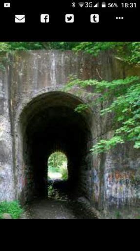 Cerca De Las Cataratas Del Niagara Hay Un Pequeño Túnel Que Tiempo