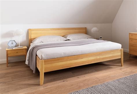 Das kopfhaupt in holz und die bettseiten in leder gestalten. sesam Bett von TEAM 7 | STYLEPARK