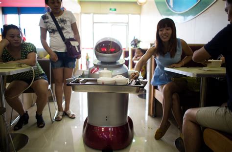 Insolite Des Robots Au Resto Pour Accueillir Servir Et Cuisiner