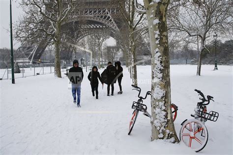 Eiffel Tower Shuts Down As Snow Freezing Rain Pummel France 1380 Kota Am