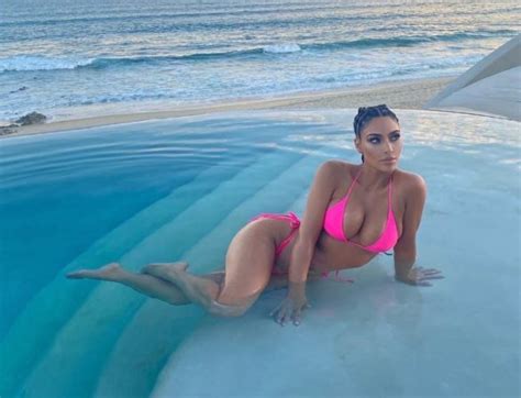 Kim Kardashian Shows Off Her Cakes In Golden Body Paint