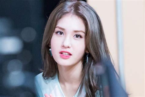 The stage is too boring; Jeon Somi Akhirnya Umumkan Tanggal Debut Solo - K-STAR NEWS