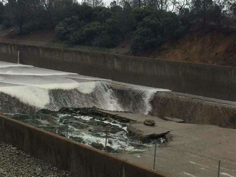 Oroville Dam For St Time In History Uses Emergency Spillway
