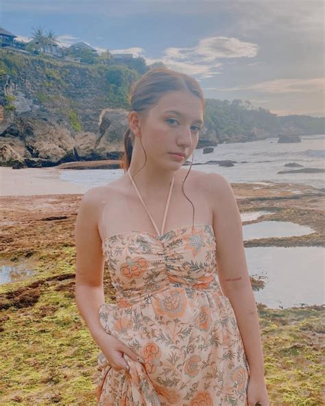 10 Potret Cassandra Lee Saat Main Di Pantai Tampil Memukau Dalam