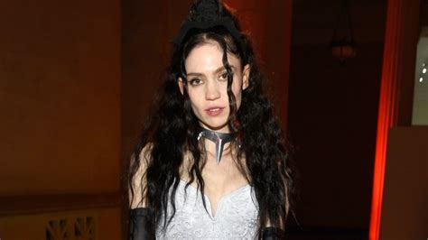 Grimes Seemingly Gets Plastic Surgery Elf Ears Announces Finished