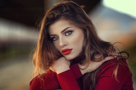 Masaüstü Esmer Portre Yüz Bokeh Mavi Gözlü Kırmızı Ruj Uzun Saç Göz Farı Kadınlar Açık
