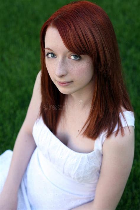 Redhead Hermoso Adolescente Con Las Pecas Foto De Archivo Imagen De Preadolescente Joven