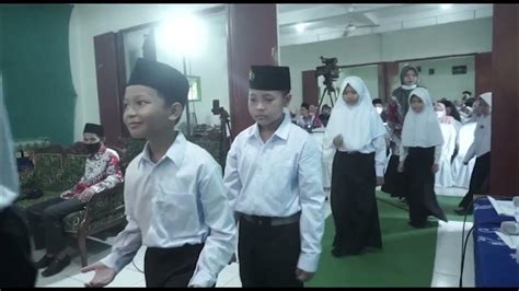 Menyanyikan Lagu Indonesia Raya I Wisuda Tahfidz Al Quran Juz 30