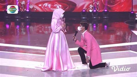 Pasalnya, mereka mengunggah foto yang diduga adalah foto prewedding. Rizky Billar Posting Baju Adat dengan Lesti Kejora, Inikah Isyarat Foto Prewedding ...