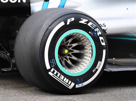 The formula 1 car cockpit. Mercedes führt neue Felgen in Spa ein