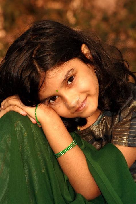 Glückliches Junges Indisches Mädchen Stockfoto Bild Von Freundlich Blicke 4861342