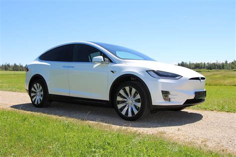 Gisel Pamer Mobil Listrik Tesla Model X Gempi Beri Komentar