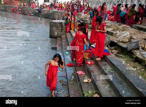 Kathmandu Nepal 30th Aug 2014 Hindu Women Take A Bathing Ritual Using Dattiwan Sacred Twigs