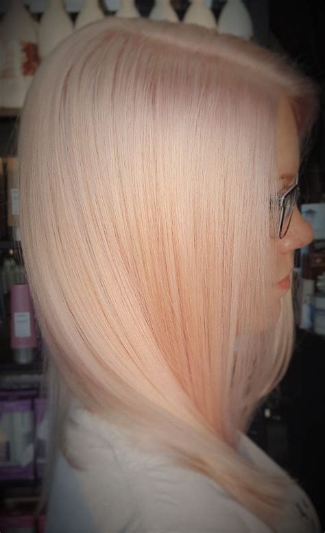 Retro Champagne Blonde Hair Color Inspired By Marilyn Monroe S Famous