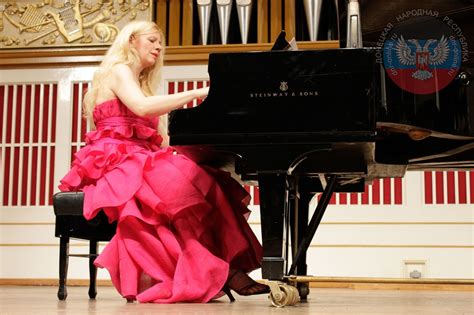 pianist valentina lisitsa performs again in donetsk fort russ
