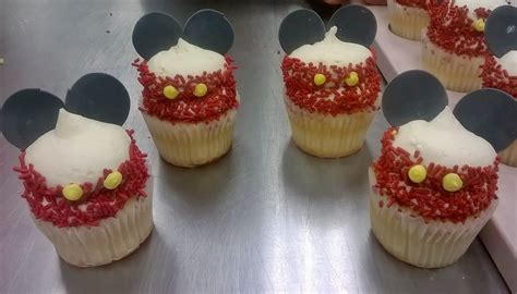 Easy Mickey Mouse Cupcakes With Fondant Ears Cupcake Cakes Fondant