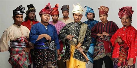 Pakaian adat sendiri biasanya erat dikaitkan dengan wilayah geografis maupun periode waktu dalam sejarah. Baju Melayu: Panduan Busana Melayu Lengkap - Omar Ali