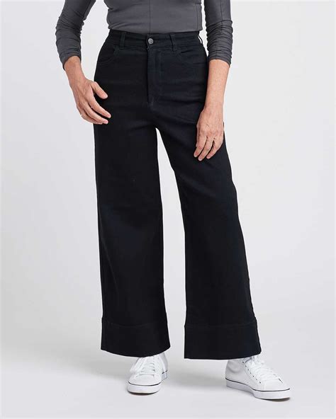 The Best Baggy Jeans 2021 Trendy Loose Fitting Jeans For Women The Hollywood Reporter