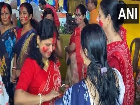 west bengal women participate in sindoor khela celebration on vijaya dashami headlines