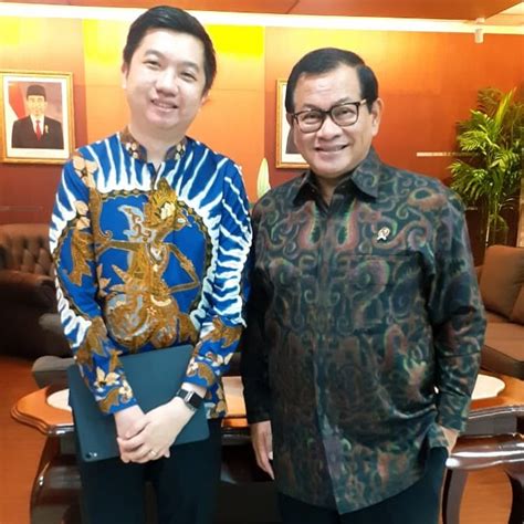 Tanuwijaya represents indonesia as young global leader at world economic forum. Profil William Tanuwijaya, Pendiri Tokopedia | Tagar