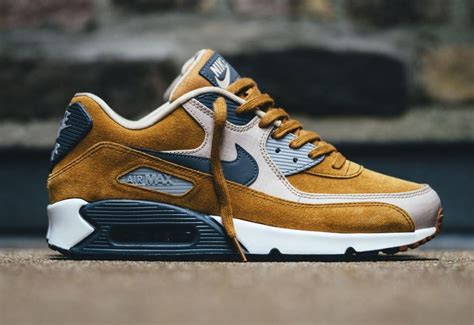Featuring the iconic visible air unit that provides unparalleled comfort and has become the recognizable and. Nike Air Max 90 Premium Suede Desert Ochre (homme)
